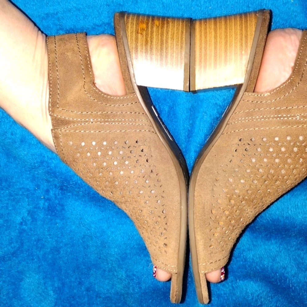 White mountain Brown leather heels@